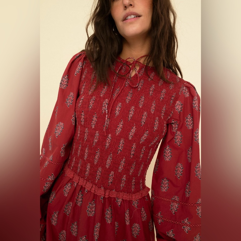 Elegant Red Maxi Dress - Picture 2 of 4